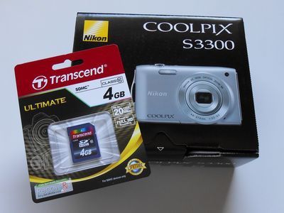 COOLPIX S3300とSDHCカード