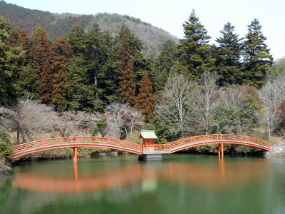 新池の中の弁天宮