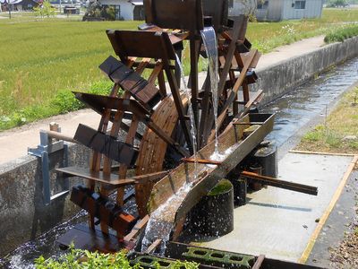 水をくみ上げる水車