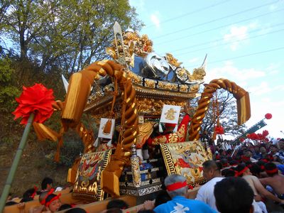 山を登る妻鹿の屋台