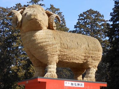 藁製の巨大な羊