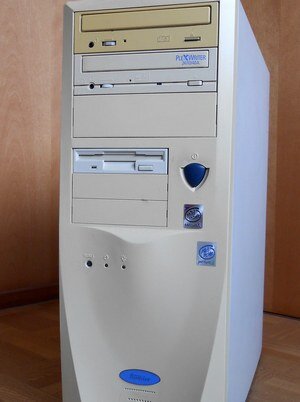フロンティア神代のデスクトップパソコン