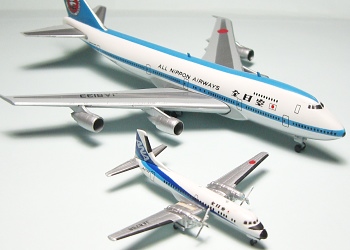 写真：ANA ボーイング747SR-100とYS-11の模型